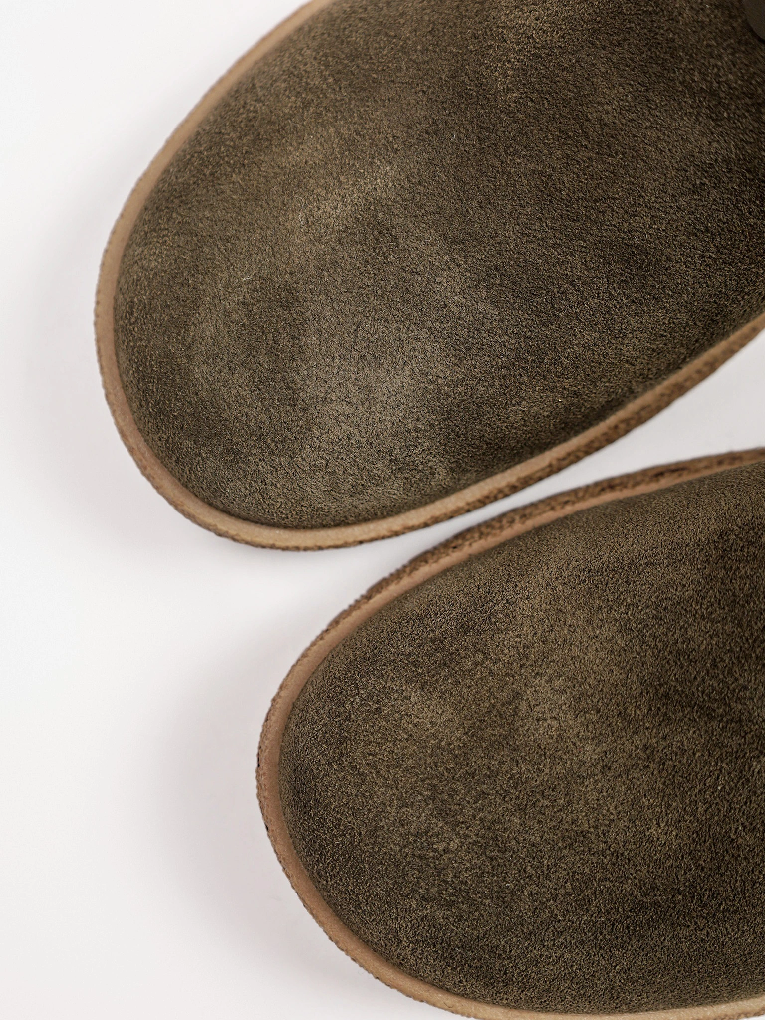 Ботинки цвета хаки с ремешком на низкой платформе